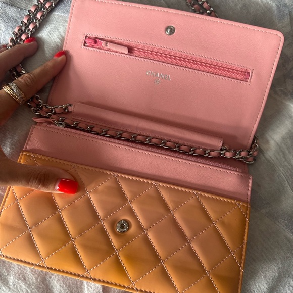 ✨RARE 💕🍑 CHANEL Peach w/ Pink interior Patent Leather WOC 🍑💕 - Picture 3 of 8